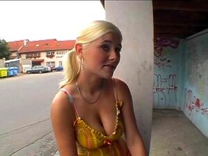 Heiße Frau wird in verschiedenen Posen gefickt