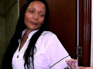 Latina-Mature mit großem Arsch reinigt und wird dann gefickt