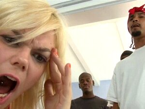 Schlampige blonde Hure Alice Frost liebt es, ihren engen Arsch und