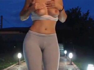 Heiße Braut in Yogahosen am frühen Morgen, geil. Vor ihrer Webcam