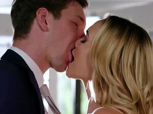 EroticaX Sesso al bancone della cucina con la sexy bionda Mia Malkova