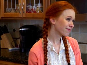 Süße Rothaarige wird durchgepflügt