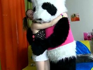ours en peluche avec un gode rose baise fille