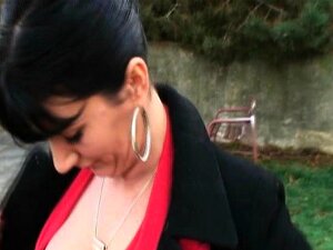 Amateur-MILF stimmte öffentlichem Sex für Geld zu