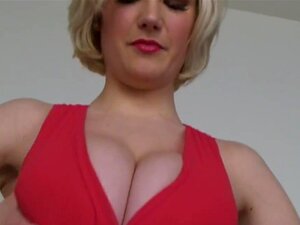 Busige Blondine mit schmutzigem Mund macht professionellen Blowjob,