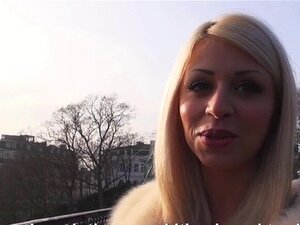 Gekke kutrammen. Barbie laat haar kutje senuaal verwennen in een