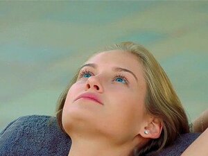 PIMENSI Vahva musta mies nai blondi turisti rannalla