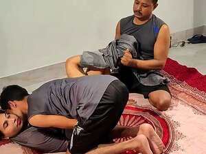 Zwei Typen ficken ein Mädchen im Gangbang-Indischer Sex