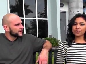 Die sexy, gebräunte Latina-Babe Issa sieht sehr schön aus, unter