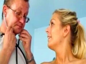 Blonde Bambi wird bei einem alten Arzt in die Muschi gefickt