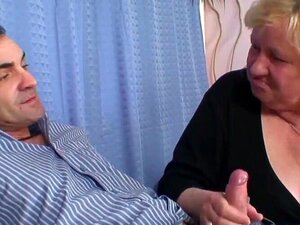 OMA ALLIES - 2 Männchen ficken eine busty goldhaarige Oma von einer