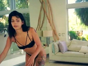 Amateurin mit großen Titten macht Pornos Gina Valentina ist eine