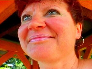 Oma kriegt es in den Arsch