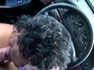 Frischer Junge schnappt sich eine alte Frau mit dem Auto und fickt sie