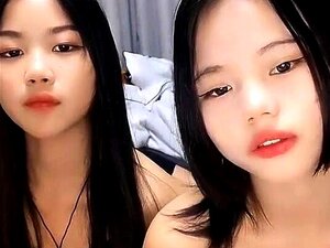 Kleine Titten-Süße vor der Webcam