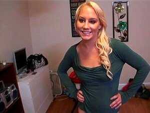 Heiße blonde Freundin fickt selbstgemacht