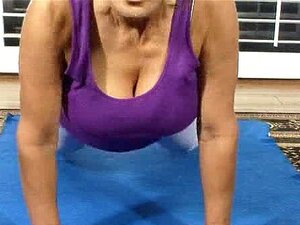 Flexible behaarte Milf dehnt ihre Muschi