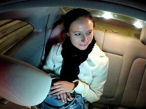 Betrügte behaarte Babe fickt im Fake-Taxi