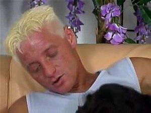 Büstenhafte deutsche Milf, genagelt von einem jüngeren Schwanz