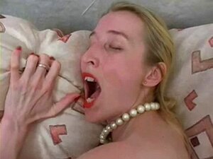 Große reife Blondine mit einem frischen Jungen. Große reife Blondine