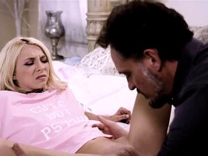 Lilla dottern Kenzie Reeves får ett knullstraff. Rebel-sötnosdottern