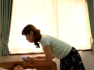 Una splendida ragazza giapponese più anziana fa un pompino bollente