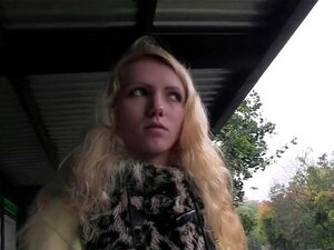 Blonde Tsjechische babe neukt buiten pov