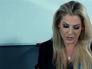 MILF ruft ihre süße Assistentin Aliya Brynn an und befiehlt ihr,