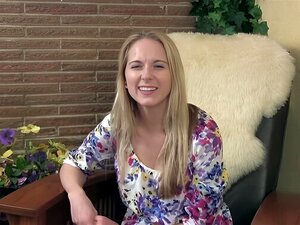 Naomi, Blond & Behaart, Strippt während des Interviews mit Piercing