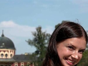 Dünne Süße liebt es, Selfies zu bekommen und von einem zufälligen