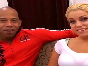 Blondine mit großen Titten bekommt Blackzillas Schwanz in den Arsch