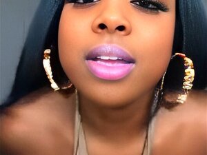 GROSSER ARSCH SCHWARZE TUSSI MIT FETTEM ARSCH NICHT NACKT