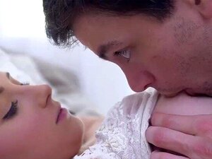 PASSION-HD Tropfnasse enge Muschi wird von großem Schwanz gefickt