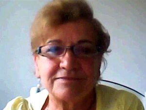 Seksikäs mummo sormettaa