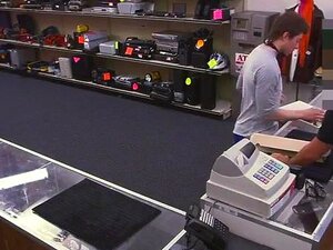 Le collectionneur de cartes musclé se fait sucer la bite et se fait