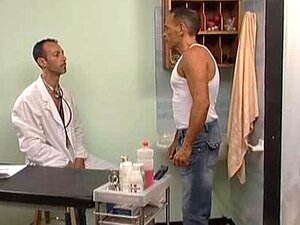 Typ geht zum Arzt für eine Hardcore-Untersuchung