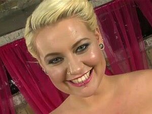 Blonde Kurzhaar-EMO-große, schöne Frau mit fantastischem Unterleib