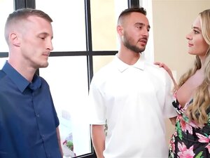 Blonde Frau freut sich, wenn ihr Mann sie mit ihrem Nachbarn Sex haben