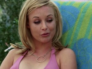 Schöne Blondine im Bikini verführt den Freund ihrer Mutter