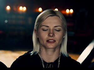 Heiße Küken werden von außerirdischen Monstern kontrolliert -