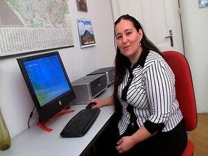 Fette Büro-Babe muss ihren Kunden ficken