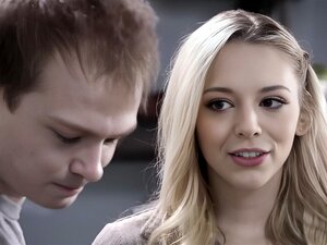 Servitrisen små boobed sötnos BWC knullade på hennes arbetsplats