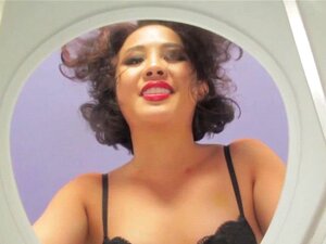 Asiatische Herrin spuckt in das Gesicht einer Toilettenunterwäsche