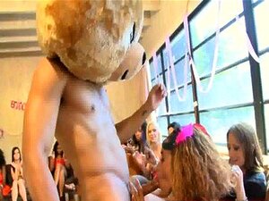 24 Verrückte Schwanzhungrige MILFs lutschen frischen Stripper 47 ab