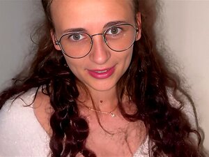 Schmutziger Tür-Blowjob und Brillen-Cumshot zu Hause