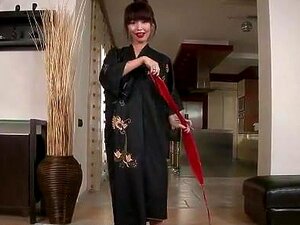 Sushi und Muschi, Renato hat das Glück, ein sexy Abendessen mit ihrer