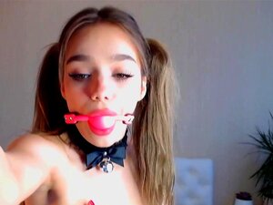 Oben ohne mit Handbra und Gag Ball
