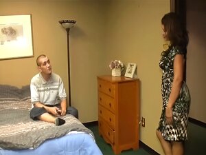 Hete brunette milf trekt een lul af