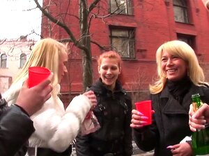 Topless College-Süßen beim Gruppentanzen