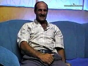 Het hårig turkisk styvpappa runkar av sig solo